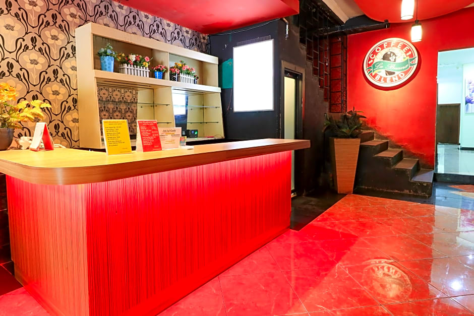 Labuana Homestay and Cafe Garden Makassar by ZUZU