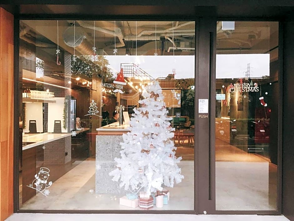 Bouti Waterfront Hotel