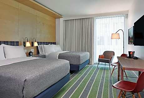 2 Qn Mobility/Hearing Access W/ 3X3Shw