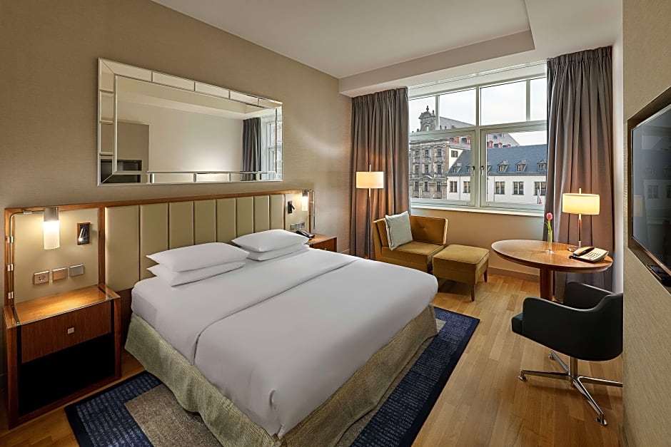 Foto 1 di 9 di 1 King Bed Guestroom