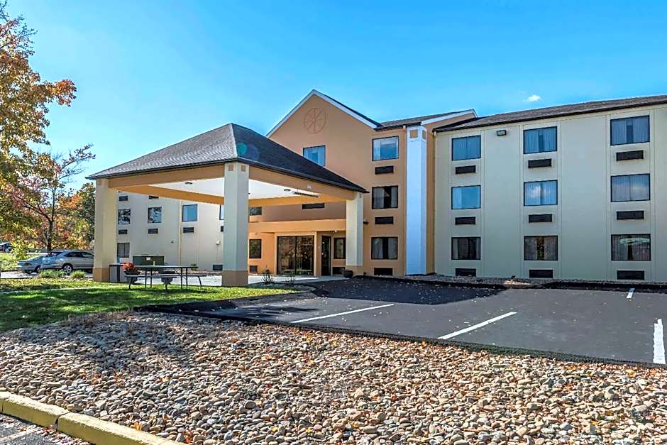 Quality Inn & Suites Pittsburgh Harmarville