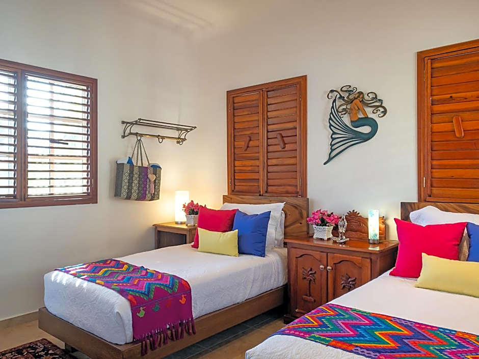 Casa Zarah - Hacienda Family Home - Pool and 2-Block to Beach