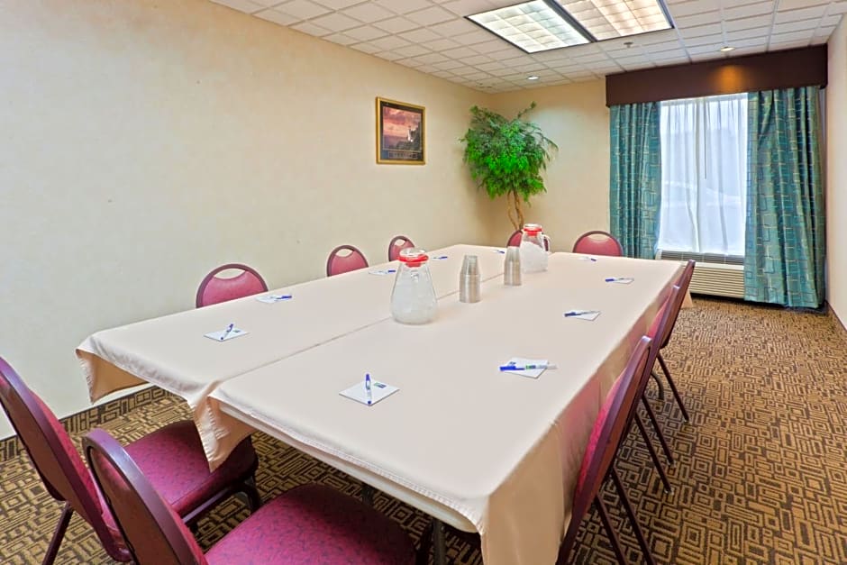 Holiday Inn Express Hotel & Suites Charleston-Southridge