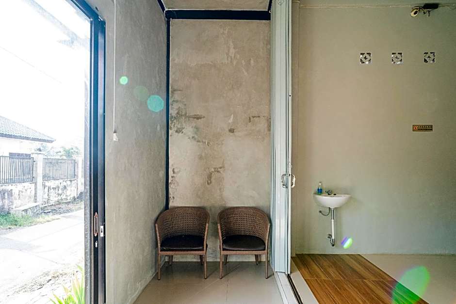 RedDoorz near Wisata Paribendo Lawang