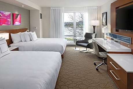 M Club lounge access, Guest room, 2 Queen, River view