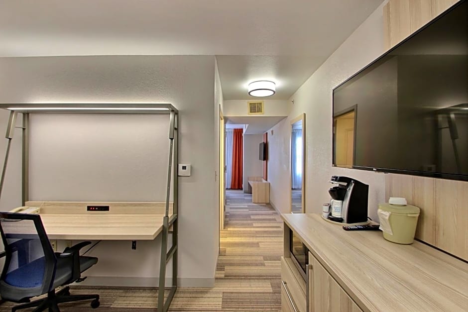 Holiday Inn Express Hotel & Suites Milwaukee Airport By IHG
