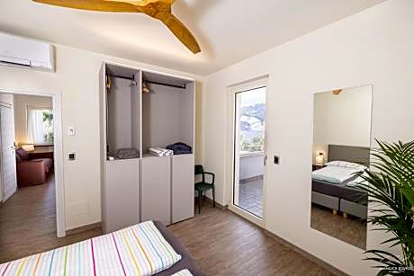 Deluxe Apartment with Terrace and Lake View