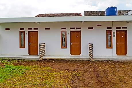 OYO 90809 Homestay Black Pink Merah Jambu Syariah