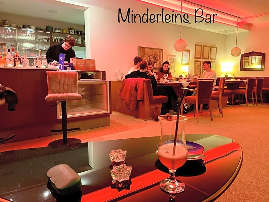 Minderleins Apart