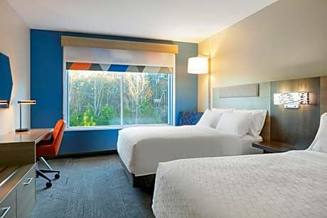 Standard Queen Room with Two Queen Beds and Mobility Accessible Tub