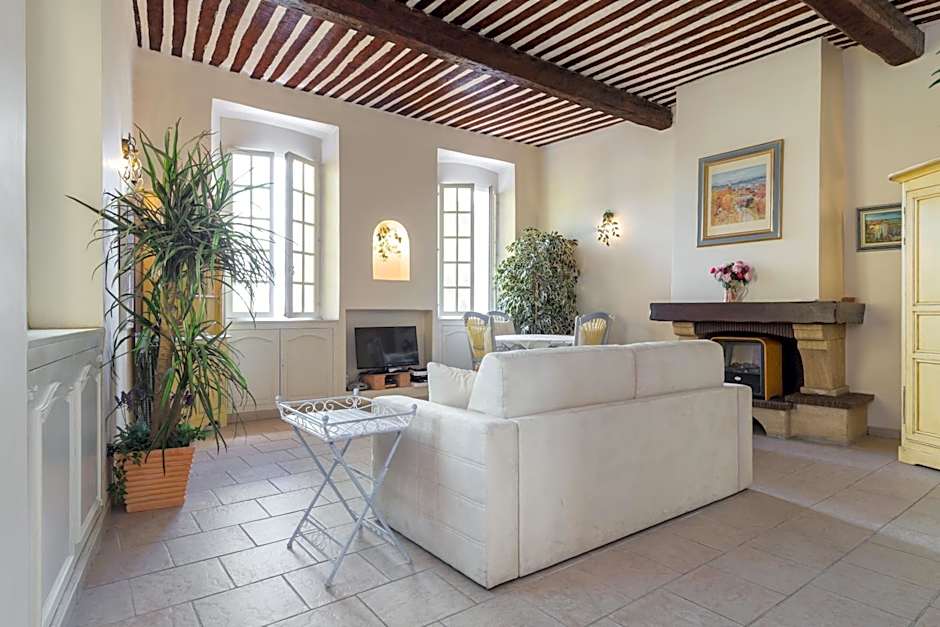 Very charming studio apartment on port in Cannes a short walk to Palais with Aircon and internet 411