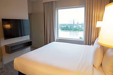 King Studio Suite with Lake View - Non-Smoking
