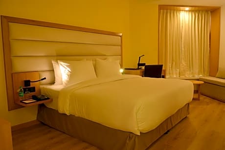 Deluxe King Room - Non-Smoking (Enjoy 25% Discount on Food & Soft Beverages) 
