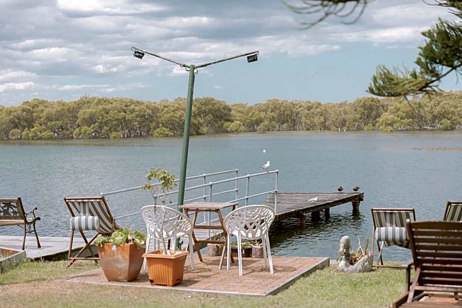 Black Swan Waterfront Motel