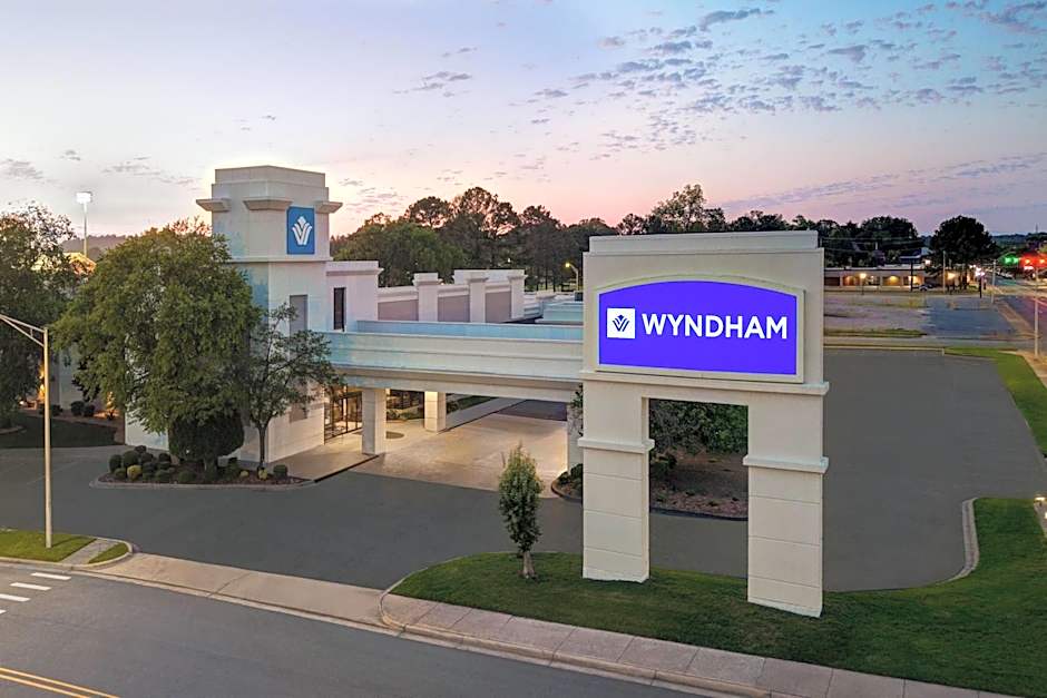 Wyndham Riverfront Hotel