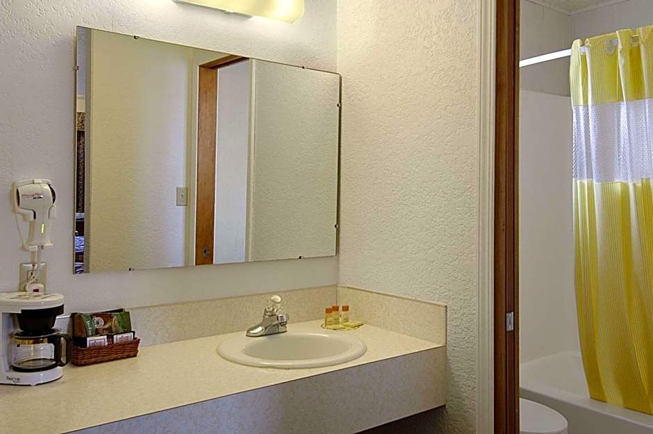 Days Inn by Wyndham Mackinaw City - Lakeview