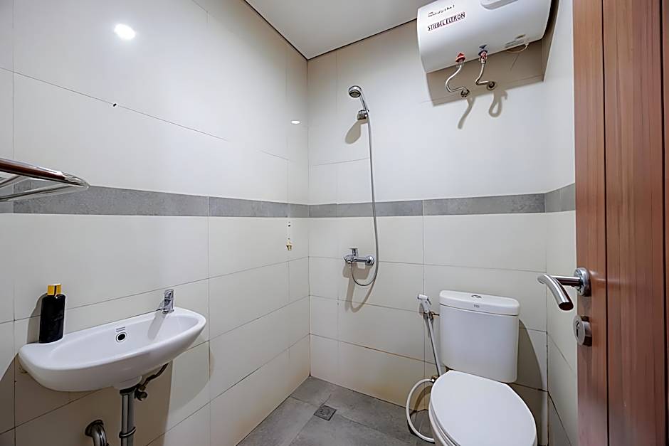 RedDoorz Plus near Radio Dalam 3