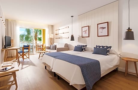 JUNIOR SUITE WITH BALCONY
Description: double room up to 3 people. 2 single beds + 1 sofa bed.