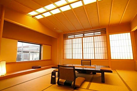 Japanese-Style Room with Dining Area, Terrace and Shared Bathroom "Kimamori"