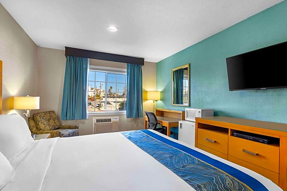 Howard Johnson by Wyndham Santa Cruz Beach Boardwalk