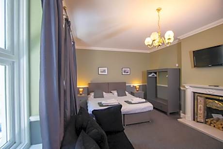 Junior Suite-Ensuite with Bath-Honeymoon Suite