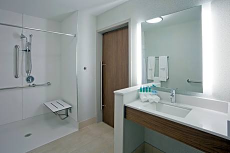 King Room - Hearing Accessible - Roll-in Shower