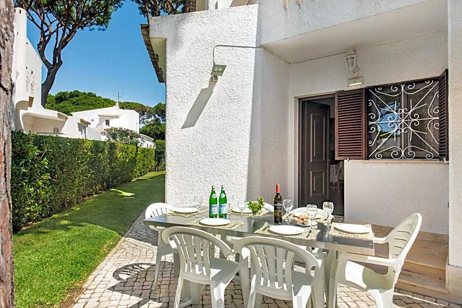 Residential cul-de-sac walking distance to centre, private pool, free AC wifi