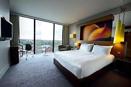 1 Queen Classic City View