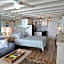 COUPLES GETAWAY, HONEYMOON SWEET, Perfectly Cozy Beach Front Condo with kitchen, pool, free parking,CHECK-IN AT DOOR