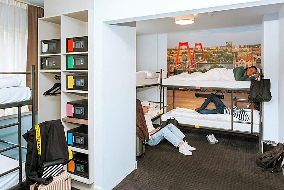 Rotterdam Teleport Hotel
