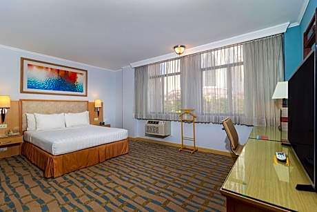 Deluxe King Room - Non-Smoking