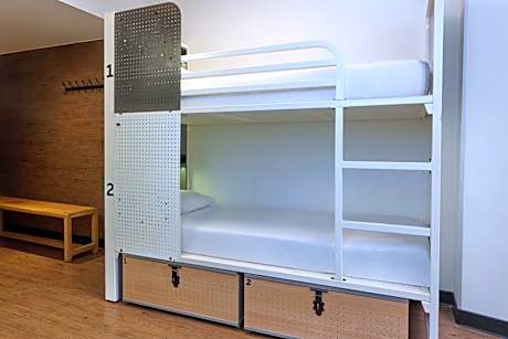 Room with 6 beds and Private Bathroom