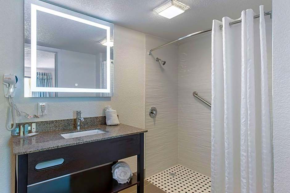 Clarion Inn & Suites Kissimmee-Lake Buena Vista South