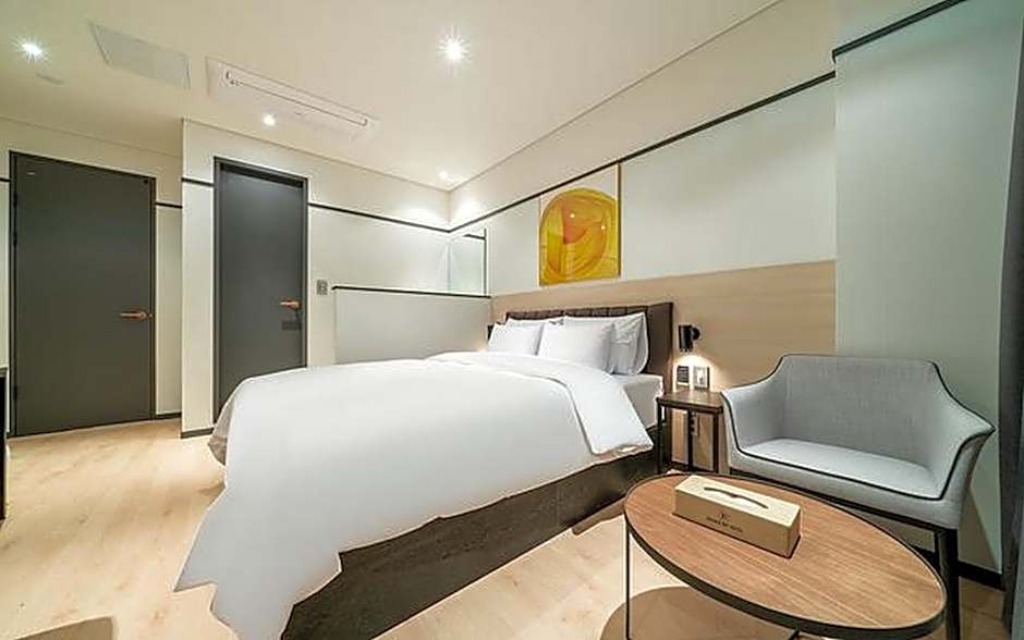 Brown Dot Incheon Nonhyeon Sorae port