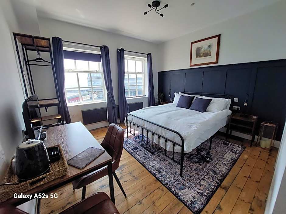 LONDONDERRYS Bar and Accommodation