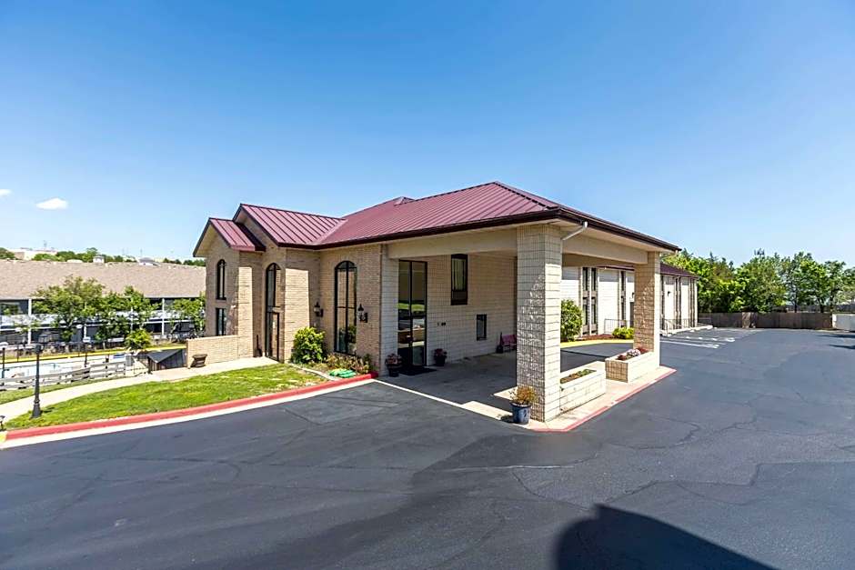 Super 8 by Wyndham Branson/Andy Williams Theatre