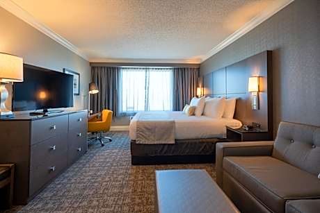 Queen Room with Roll-In Shower - Mobility Access