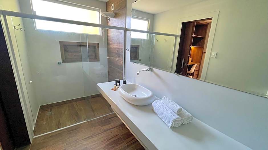 Casa com Piscina, 3 Suites, sala de estar e cozinha completa