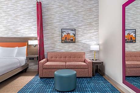 1King Hearing Accessible Corner Suite