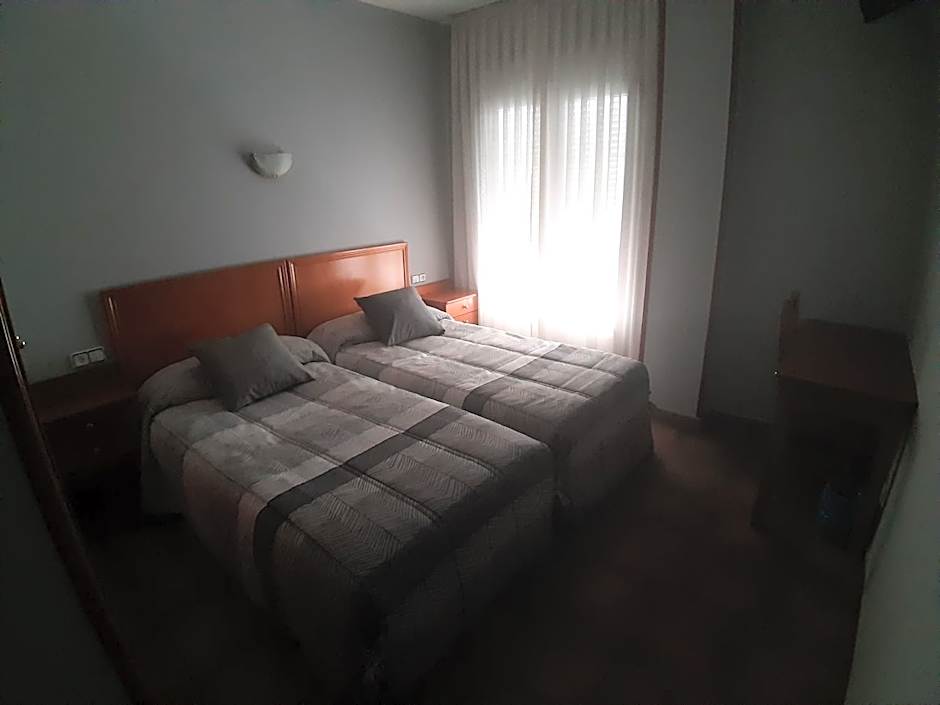 Hotel Los Leones, el más cercano a Warner