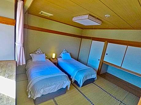 Double or Twin Room with Mountain View