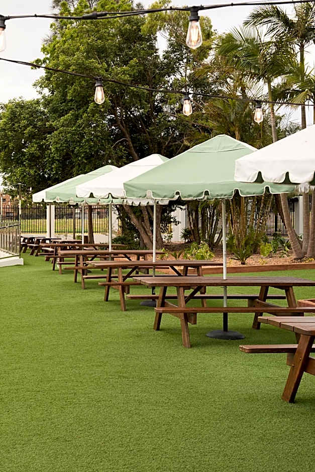 Bateau Bay Hotel