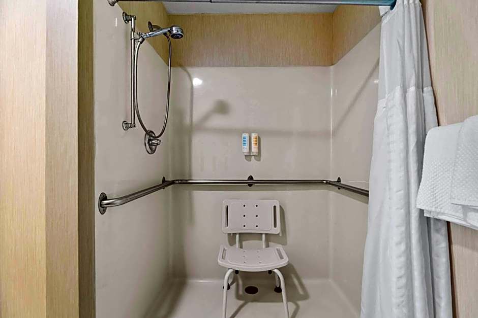 MainStay Suites Appleton Airport - Fox River Mall Area