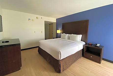 1 King Bed 1-Bedroom Suite Non-Smoking