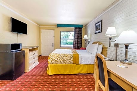 Days Inn & Suites by Wyndham Altamonte Springs