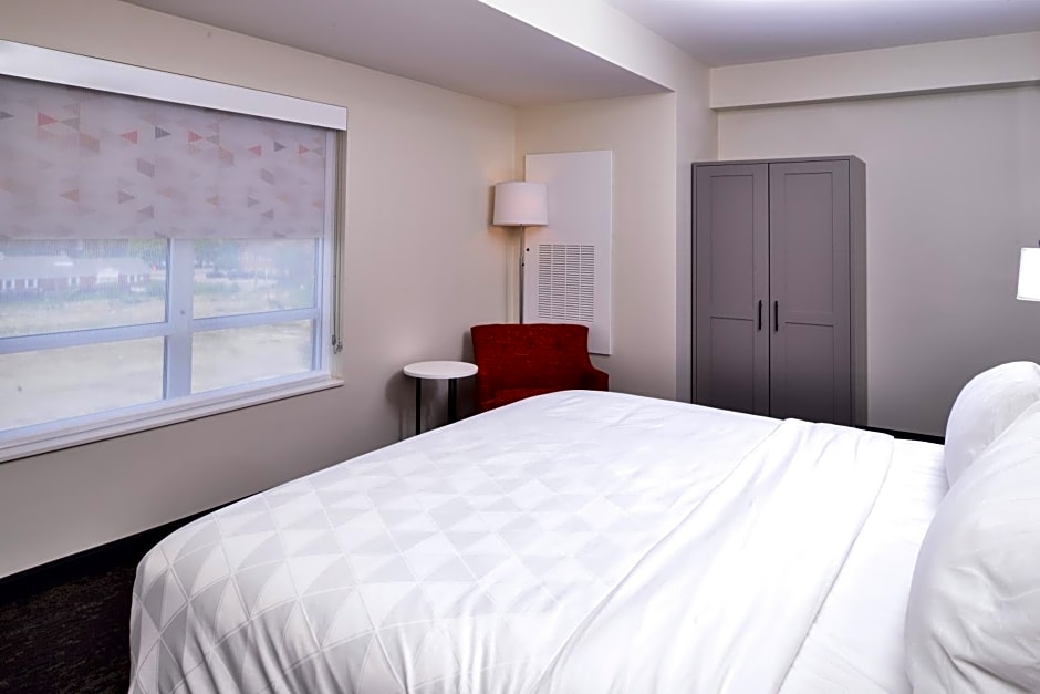 Holiday Inn & Suites Farmington Hills - Detroit NW, an IHG Hotel By IHG