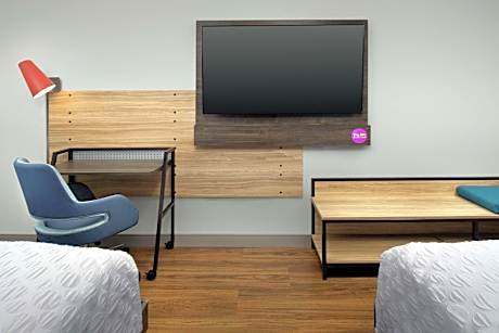 Queen Room with Two Queen Beds - Hearing Access