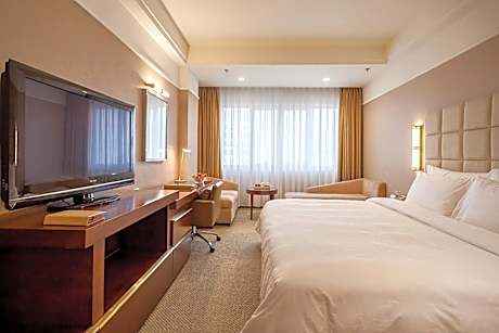 1 King Bed, Business Class, Nonsmoking, Medium Size Room