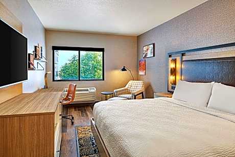 Deluxe, Guest room, 1 King, Balcony