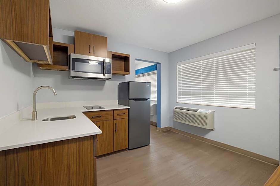 HomeTowne Studios by Red Roof Orange, TX